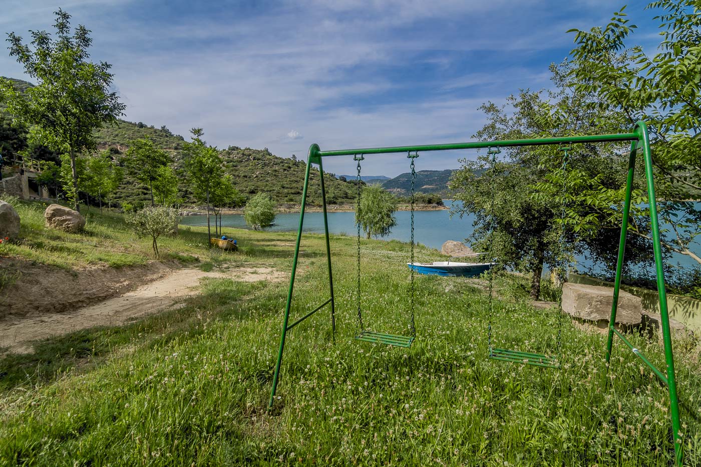 Columpios simples a un lado de la finca 